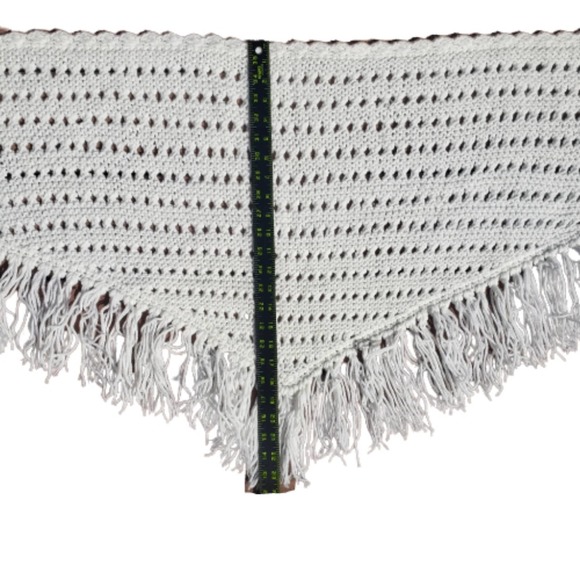 VINTAGE 70s Shawl Crochet Fringed Triangle Handmade Off White Scarf - Picture 8 of 9